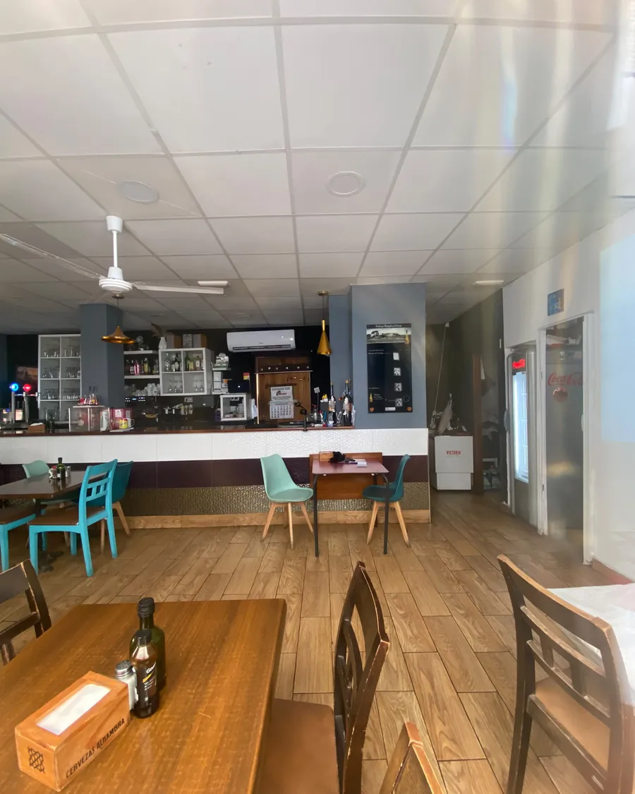 Interior de Originals Café: barra y comedor