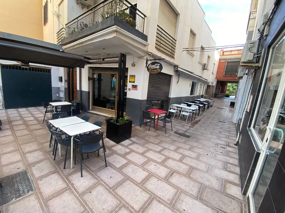 Terraza de Originals Café con la fachada al fondo