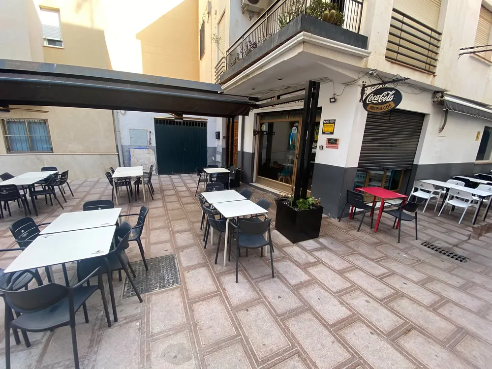 Mesas de la terraza junto a la entrada